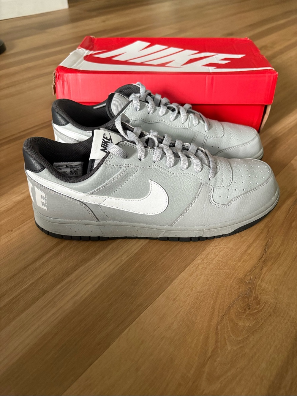 Nike Low-Top Sneakers in Light Gray and White